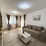 Mirandis - Modern With Free Parking Near Coresi Mall Apartament