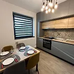 Mirandis - Modern With Free Parking Near Coresi Mall * Braszów
