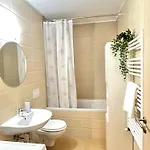Mirandis - Modern With Free Parking Near Coresi Mall Apartament