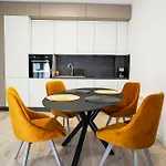 Mirandis - Modern With Free Parking Near Coresi Mall *