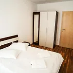 Mirandis - Modern With Free Parking Near Coresi Mall Apartament