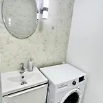 Mirandis - Modern With Free Parking Near Coresi Mall *