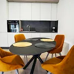 Mirandis - Modern With Free Parking Near Coresi Mall