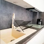 Mirandis - Modern With Free Parking Near Coresi Mall Apartament