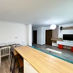 Mirandis - Modern With Free Parking Near Coresi Mall *