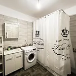 Mirandis - Modern With Free Parking Near Coresi Mall Apartament
