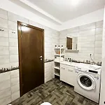 Mirandis - Modern With Free Parking Near Coresi Mall *