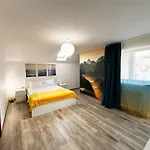 Mirandis - Modern With Free Parking Near Coresi Mall Apartament *