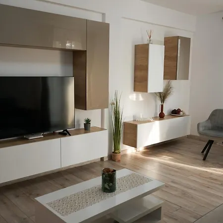 Mirandis - Modern With Free Parking Near Coresi Mall