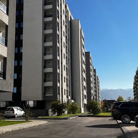 Mirandis - Modern With Free Parking Near Coresi Mall *