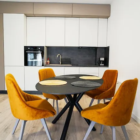 Mirandis - Modern With Free Parking Near Coresi Mall *