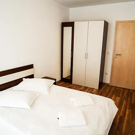 Mirandis - Comfort & Private Parking Near Coresi Mall Apartament