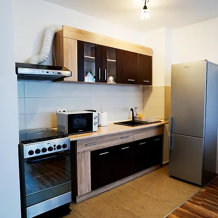 Mirandis - Modern With Free Parking Near Coresi Mall
