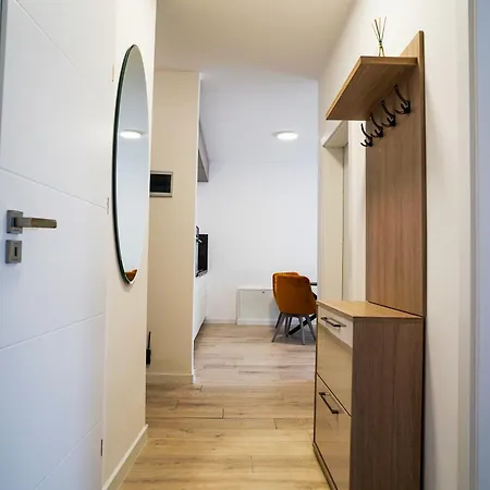 Apartament Mirandis - Comfort & Private Parking Near Coresi Mall *