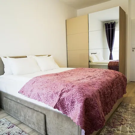 Mirandis - Comfort & Private Parking Near Coresi Mall Apartament