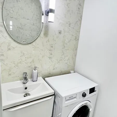 Mirandis - Modern With Free Parking Near Coresi Mall *