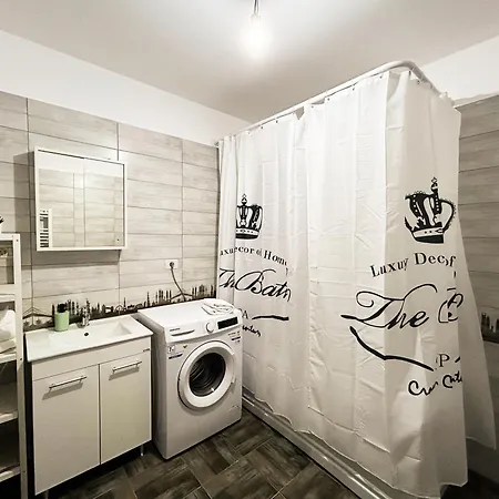 Mirandis - Modern With Free Parking Near Coresi Mall Appartement