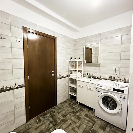 Mirandis - Comfort & Private Parking Near Coresi Mall *