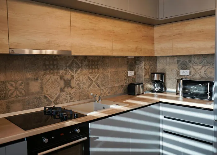 Mirandis - Modern With Free Parking Near Coresi Mall Apartament *