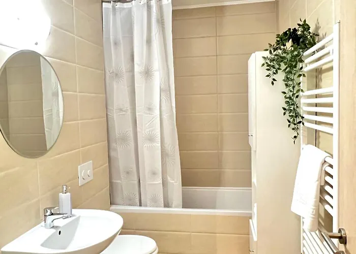 Mirandis - Modern With Free Parking Near Coresi Mall Apartament