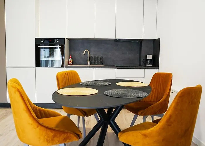 Mirandis - Modern With Free Parking Near Coresi Mall *