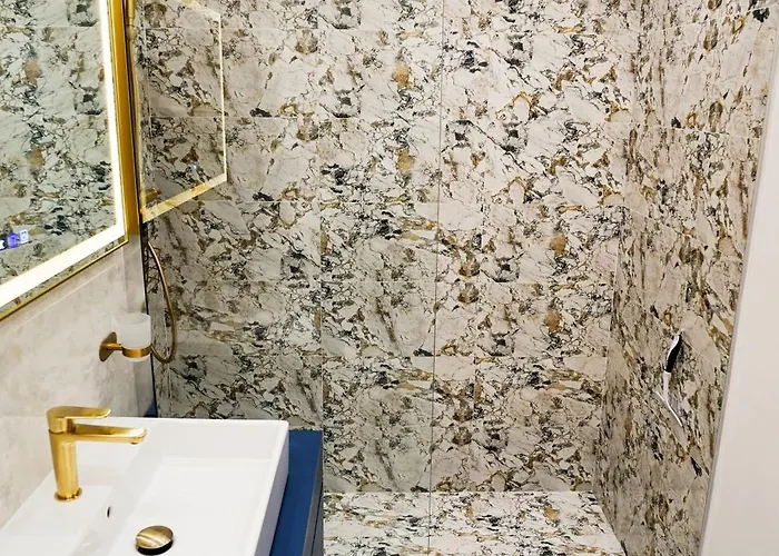 Mirandis - Modern With Free Parking Near Coresi Mall