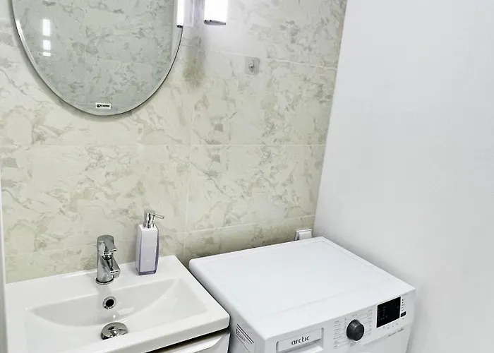 Mirandis - Modern With Free Parking Near Coresi Mall *