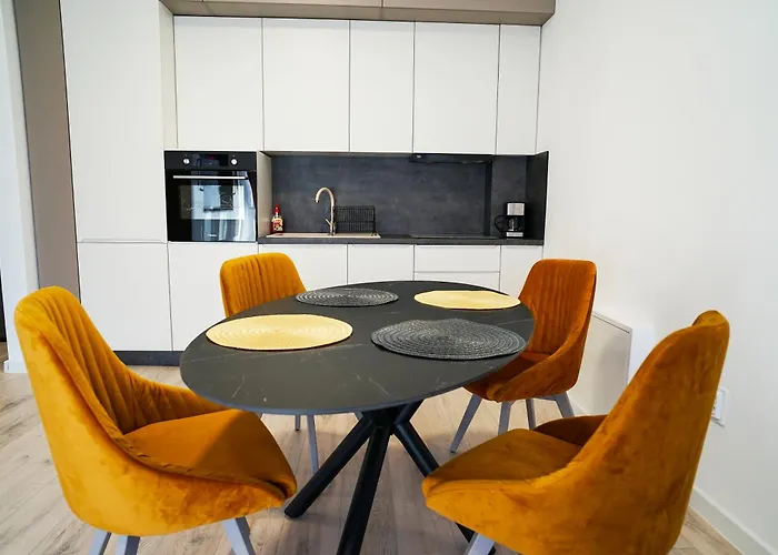 Mirandis - Modern With Free Parking Near Coresi Mall