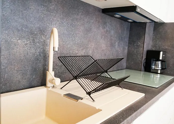 Mirandis - Modern With Free Parking Near Coresi Mall Appartement