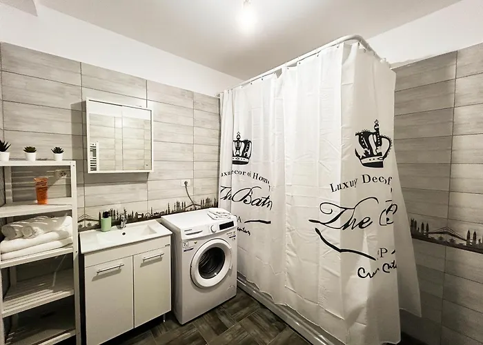 Mirandis - Modern With Free Parking Near Coresi Mall Apartament